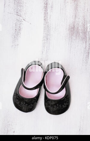 Baby girl schwarz lack Schuhe Schuß von oben. Stockfoto