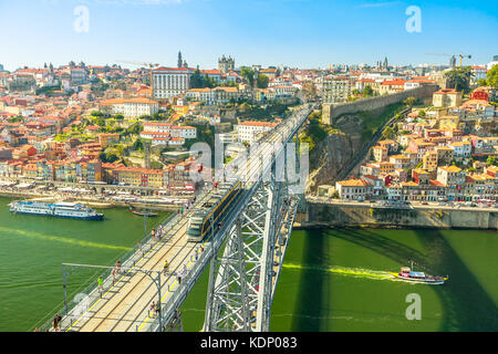 U-Bahn über Porto Brücke Stockfoto