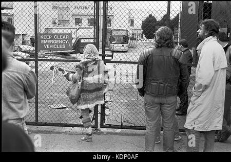 BOB DYLAN fans warten, um einen Blick auf ihre Helden durch eine Sicherheit Zaun hinter dem Backstage Eingang in die Wembley Arena, London, England, UK am 8. Juni 1989 zu fangen Stockfoto