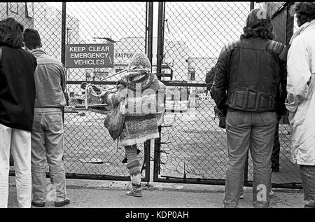 BOB DYLAN fans warten, um einen Blick auf ihre Helden durch eine Sicherheit Zaun hinter dem Backstage Eingang in die Wembley Arena, London, England, UK am 8. Juni 1989 zu fangen Stockfoto