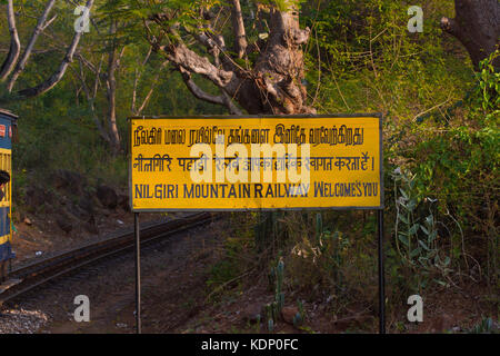 Nilgiri Mountain Railway. railroad Anmelden Tamil offizielle Sprache in Tamilnadu, Hindi und Englisch auf der Plattform der Bahnhof geschrieben Stockfoto