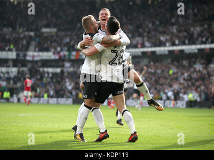 Derby County's David Nugent feiert Scoring seiner Mannschaft zweiten Tor des Spiels mit Teamkollegen Derby County's Matej Vydra und Derby County's Johnny Russell während des Sky Bet Championship Spiel in Pride Park, Derby. Stockfoto