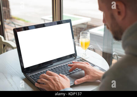 Arbeiten am Laptop im Coffee Shop. isolierte Bildschirm für mockup. Stockfoto