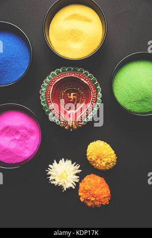 Foto von Happy diwali Grußkarte mit Klicken auf Elemente von Diwali Festival wie bunte rangoli in Schalen, diwali Ton Lampe oder Diya und Mädchen Stockfoto