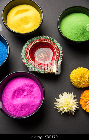 Foto von Happy diwali Grußkarte mit Klicken auf Elemente von Diwali Festival wie bunte rangoli in Schalen, diwali Ton Lampe oder Diya und Mädchen Stockfoto