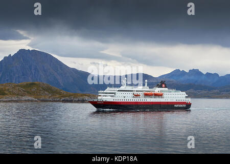 Hurtigruten Fähre, MS Nordlys, Segeln Norden durch das Rødøyfjorden, eine kurze Entfernung nördlich des Norwegischen Polarkreises. Stockfoto