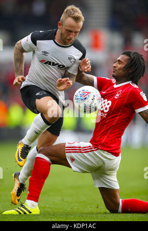 Johnny Russell von Derby County (links) und Armand Traore von Nottingham Forest kämpfen während des Sky Bet Championship-Spiels im Pride Park, Derby, um den Ball. Stockfoto