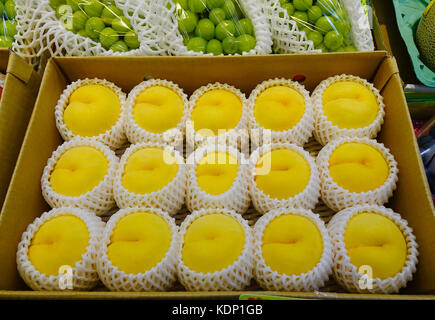Raw gelb Pfirsiche für Verkauf an den lokalen Markt in Hakodate, Japan. Stockfoto
