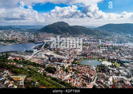 Bergen ist eine Stadt in Südschweden an der Westküste von Norwegen. Bergen ist die zweitgrößte Stadt in Norwegen. Der Blick von der Höhe des b Stockfoto