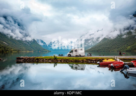 Familienurlaub Reisen rv, Urlaub im Reisemobil, caravan Auto Urlaub. schöne Natur Italien Natur Alpen. Stockfoto