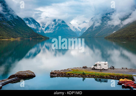 Familienurlaub Reisen rv, Urlaub im Reisemobil, caravan Auto Urlaub. schöne Natur Italien Natur Alpen. Stockfoto