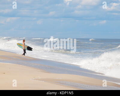 Ocean Beach NJ, nach einem Sturm an der Küste, verlässt der Surfer mit vielen Möglichkeiten. Stockfoto