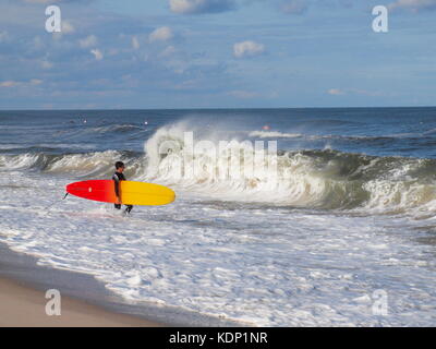 Surfer Nachsinnen über seinen nächsten Schritt auf der New Jersey Shore. Stockfoto