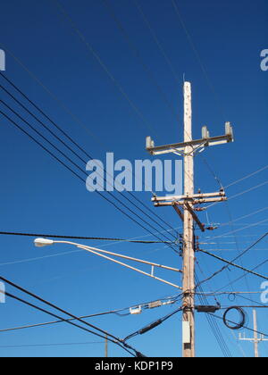 Utility Pole mit elektrischen, Kabel-TV und Telefon Anlagen auf dem New Jersey Shore entlang der Route 35 in Toms River. Stockfoto