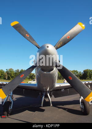 Flugzeug an einem lokalen Airshow in New Jersey Sortiert im Sommer. Klassische und moderne Flugzeuge nahmen an der Show in Fairfield, NJ. Stockfoto