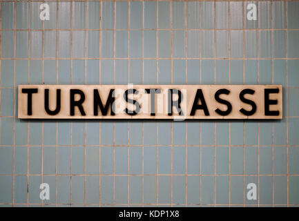 Schild mit der U-Bahn-Station Berlin in der Turmstraße, Berlin, Deutschland. Stockfoto