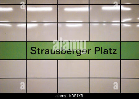 Schild mit der U-Bahn-Station Berlin am Strausberger Platz, Berlin, Deutschland. Stockfoto