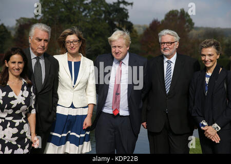 (Von links nach rechts) Anwältin und Johnsons Frau Marina Wheeler, Sloweniens Staatssekretär im Außenministerium Andrej Logar, Bulgariens Außenministerin Ekaterina Zakharieva, Außenminister Boris Johnson, Der polnische Außenminister Witold Waszczykowski und die stellvertretende Ministerpräsidentin und Außenministerin Kroatiens Marija Pejcinovic Buric sind auf dem Gelände, während Johnson in seiner offiziellen Residenz, dem Chevening House, in Sevenoaks, Kent, ein Mittagessen mit den europäischen Außenministern veranstaltet. Stockfoto