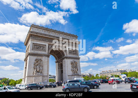 Verkehr um Arc de Triomphe in Paris, Frankreich. Es ist eines der bekanntesten Sehenswürdigkeiten in Paris. Stockfoto