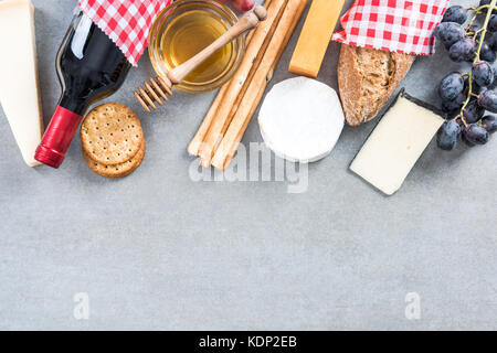 Gesunde brunch mit Rotwein, Käse, Trauben und Honig. Stockfoto