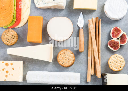 Käse Auswahl Draufsicht auf Stein Schiefer. Stockfoto