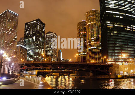 Nacht Blick auf die Marina Stadt mit Fluss Szene in Chicago, Illinois, United States Stockfoto