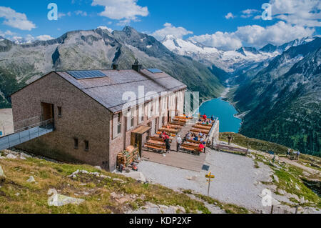 Der olperer Hütte Berghütte in den Zillertaler Alpen mit Blick auf den Stausee Schlegeis Stockfoto