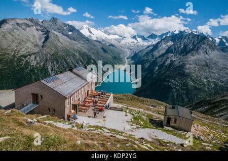 Der olperer Hütte Berghütte in den Zillertaler Alpen mit Blick auf den Stausee Schlegeis Stockfoto