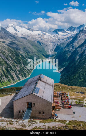 Der olperer Hütte Berghütte in den Zillertaler Alpen mit Blick auf den Stausee Schlegeis Stockfoto