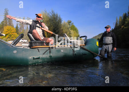 Eine Fliege Fischer und seine Führer bereitet den Gang für einen Tag von Steelhead fischen auf die schöne Trinity River. Stockfoto