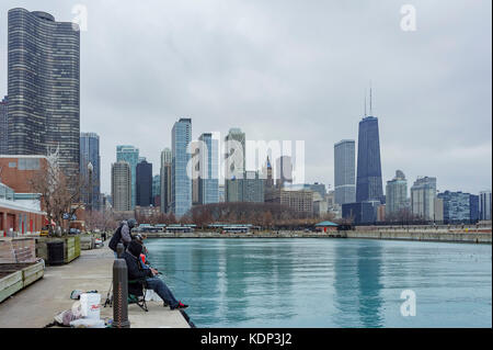 Chicago, 1. Februar: Männer fischen mit der Skyline von Chicago vom Navy Pier am 1. Februar 2012 in Illinois, USA Stockfoto