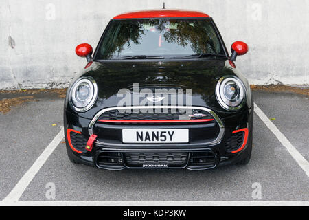 Ein John Cooper Works mini Performance Car mit personalisiertem Kennzeichen. Stockfoto