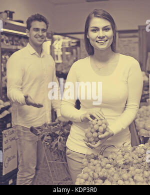 Glückliche Familie Paar kaufen frische Früchte der Saison im Markt Stockfoto