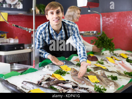 Positive europäische Shop Verkauf von Sachen auf Eis Fisch im Supermarkt gekühlt Stockfoto