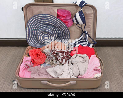 Offene Koffer mit Kleidung für Sommer Urlaub verpackt Stockfoto