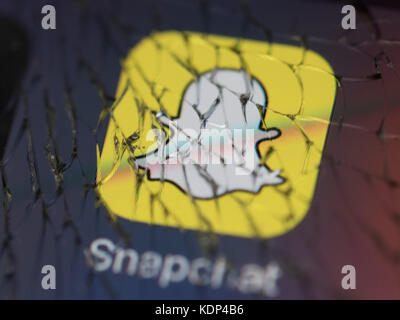 Die snapchat Logo auf einem zerbrochenen Bildschirm des Smartphones angezeigt. Stockfoto