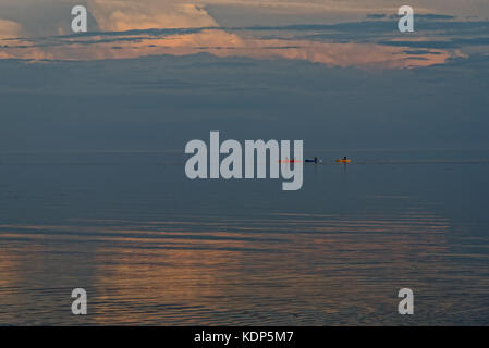 Kajakfahrer Kreuzung Baie DES Chaleurs bei Sonnenuntergang, gaspesie, Quebec, Kanada Stockfoto