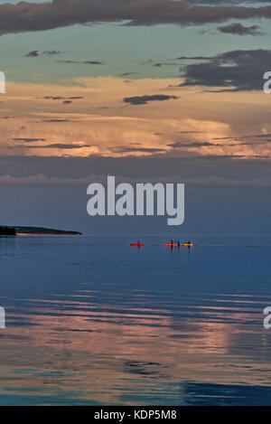 Kajakfahrer Kreuzung Baie DES Chaleurs bei Sonnenuntergang, gaspesie, Quebec, Kanada Stockfoto