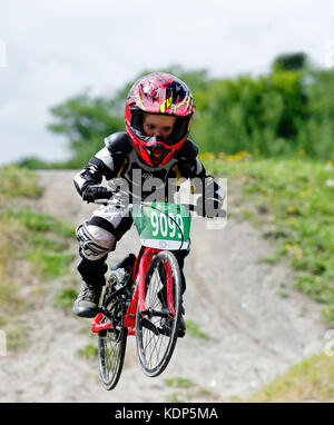 Ein kleiner Junge (5 Jahre alt), ein BMX Stockfoto