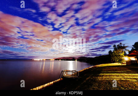 Eine großartige Nacht Himmel über Maria in Baie DES Chaleurs, gaspesie, Quebec, Kanada Stockfoto