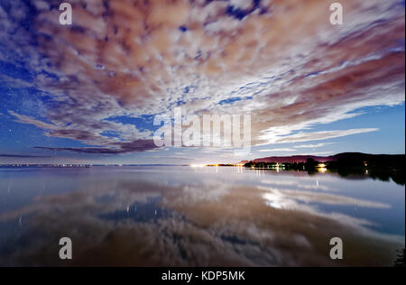 Eine großartige Nacht Himmel über Maria in Baie DES Chaleurs, gaspesie, Quebec, Kanada Stockfoto