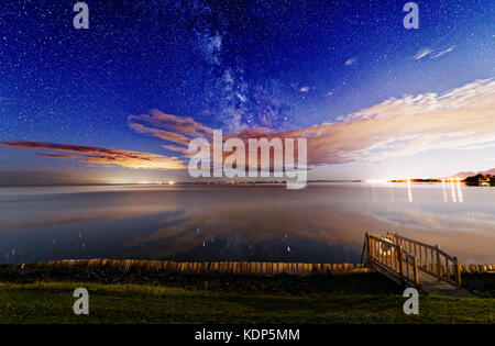 Eine großartige Nacht Himmel über Maria in Baie DES Chaleurs, gaspesie, Quebec, Kanada Stockfoto