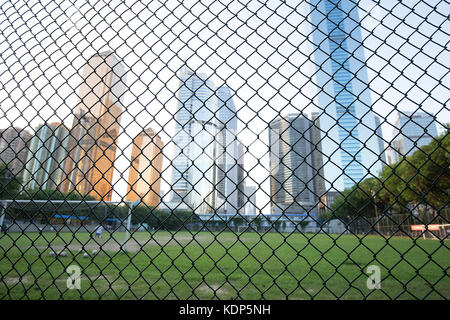 Fußballfeld in der modernen Stadt Stockfoto
