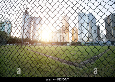 Fußballfeld in der modernen Stadt Stockfoto