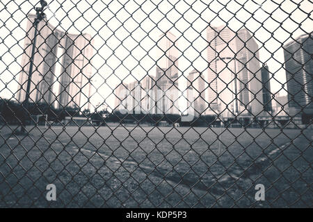 Fußballfeld in der modernen Stadt Stockfoto