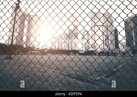 Fußballfeld in der modernen Stadt Stockfoto