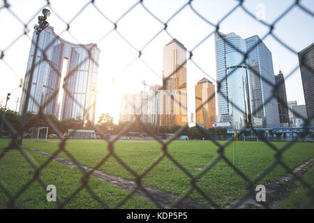 Fußballfeld in der modernen Stadt Stockfoto