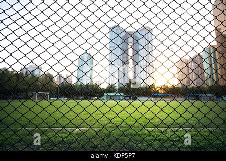 Fußballfeld in der modernen Stadt Stockfoto