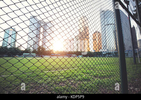 Fußballfeld in der modernen Stadt Stockfoto