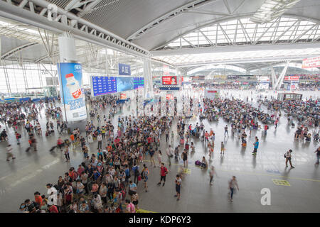 Guangzhou, China - Aug, 6,2016: viele Völker warte Zug in Shanghai South Railway Station. Stockfoto